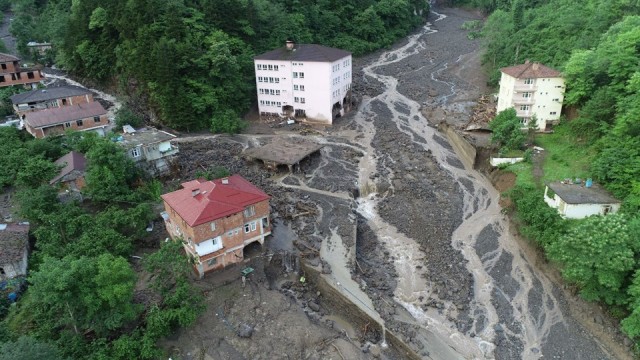 Trabzon'da 3 kişinin hayatını kaybettiği sel felaketi havadan görüntülendi