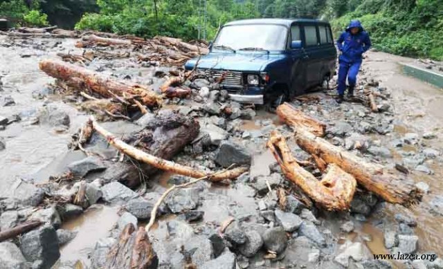 Şiddetli yağış Rize’de etkili oldu Sel suları karayolundaki aracı sürükledi