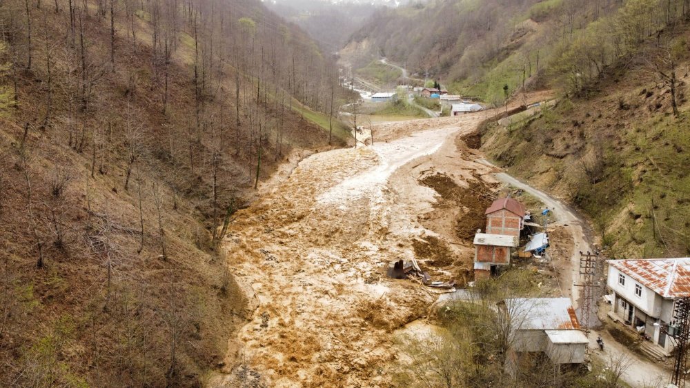 Trabzon’da heyelan 3 ev toprak altında kaldı